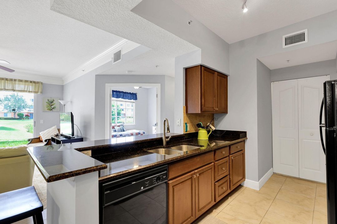 For Sale: $388,500 (2 beds, 1 baths, 910 Square Feet)