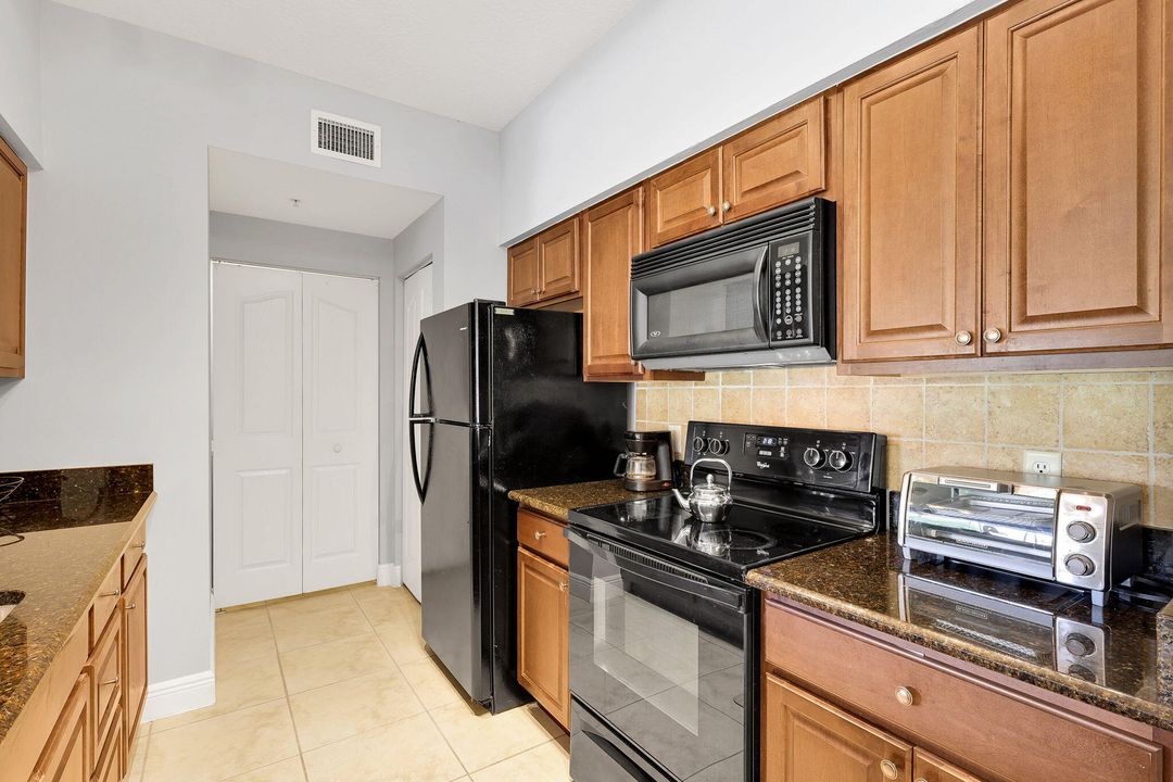 For Sale: $388,500 (2 beds, 1 baths, 910 Square Feet)