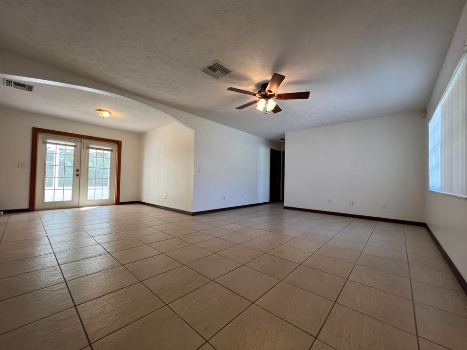 Active With Contract: $2,300 (2 beds, 2 baths, 1112 Square Feet)