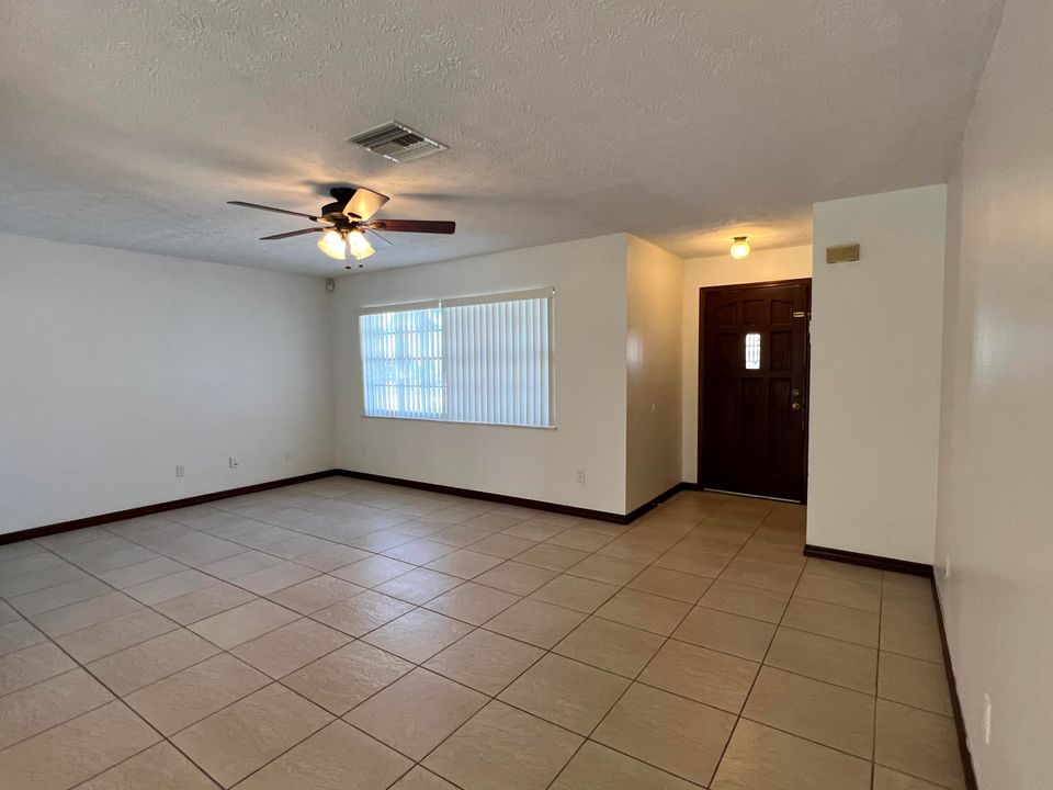 Active With Contract: $2,300 (2 beds, 2 baths, 1112 Square Feet)