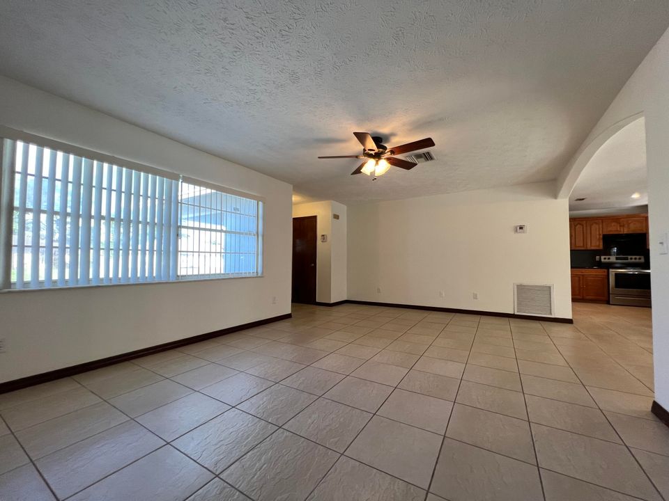 Active With Contract: $2,300 (2 beds, 2 baths, 1112 Square Feet)