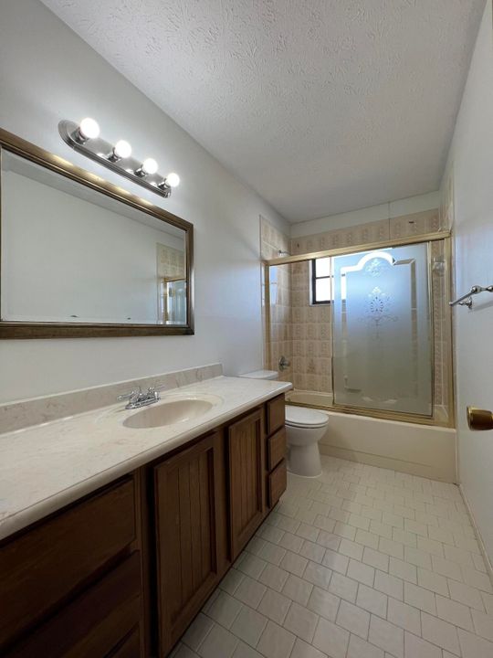 Active With Contract: $2,300 (2 beds, 2 baths, 1112 Square Feet)