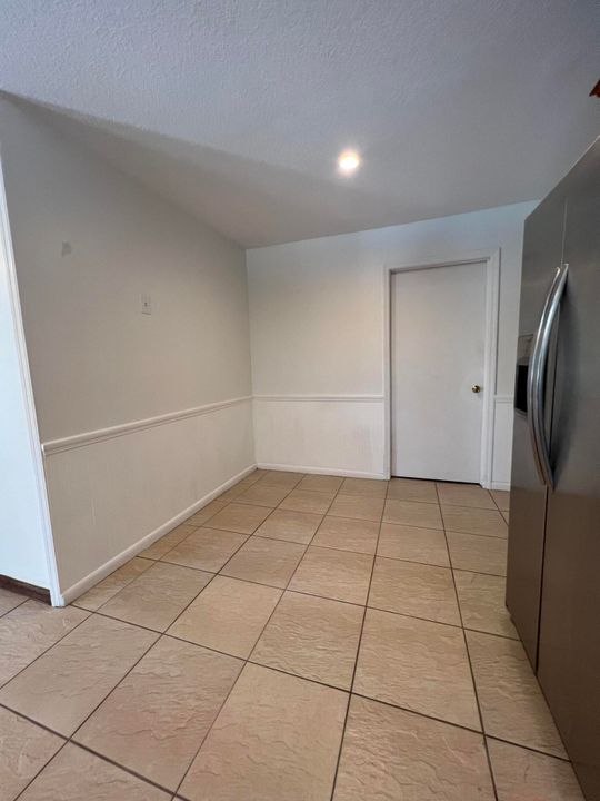 Active With Contract: $2,300 (2 beds, 2 baths, 1112 Square Feet)