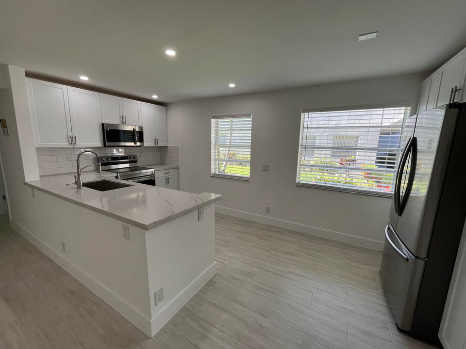 Active With Contract: $182,500 (2 beds, 2 baths, 907 Square Feet)