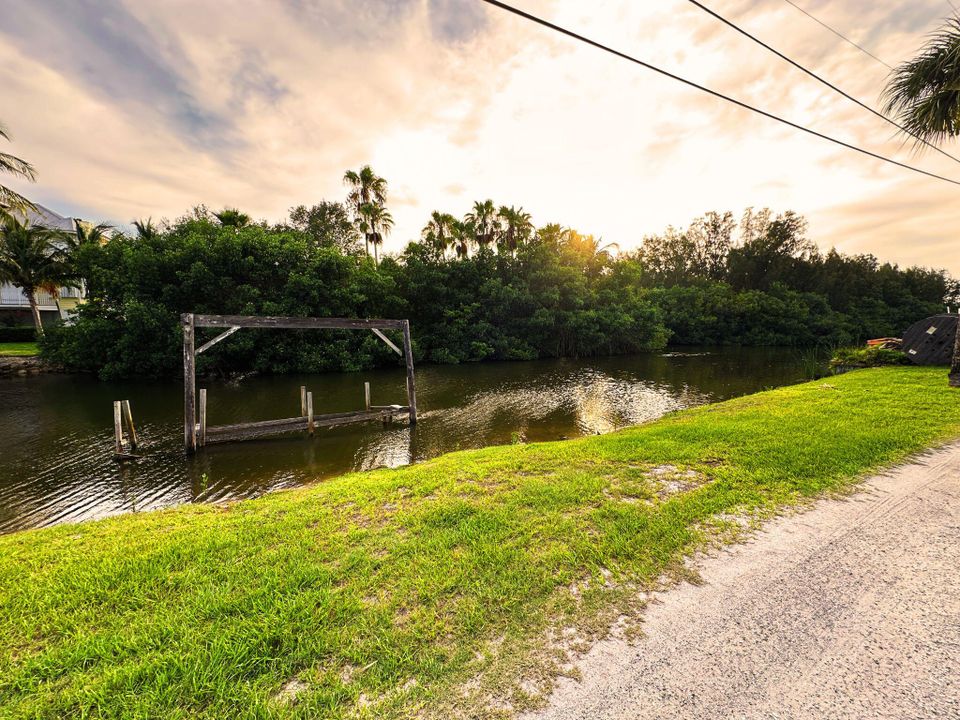 For Sale: $825,000 (2 beds, 1 baths, 720 Square Feet)