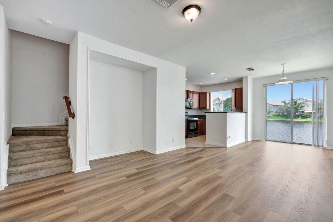 Active With Contract: $2,150 (2 beds, 2 baths, 1199 Square Feet)