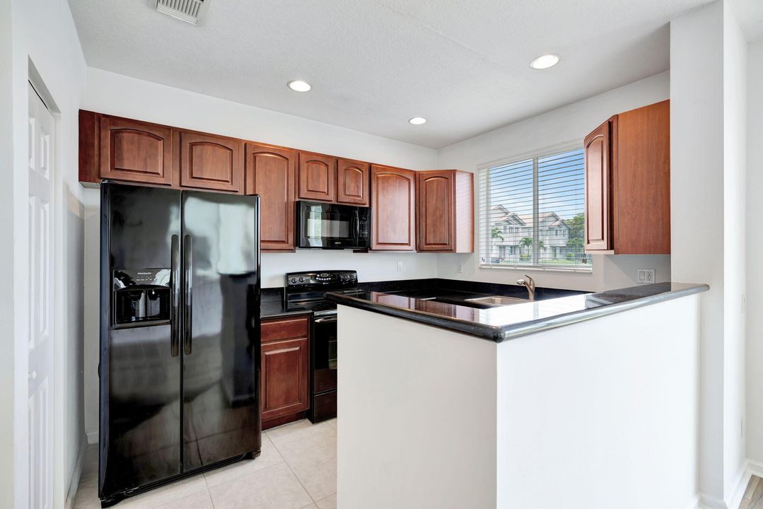 Active With Contract: $2,150 (2 beds, 2 baths, 1199 Square Feet)