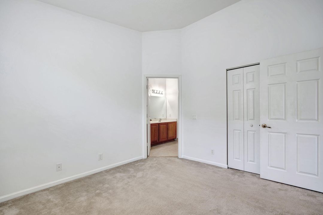 Active With Contract: $2,150 (2 beds, 2 baths, 1199 Square Feet)