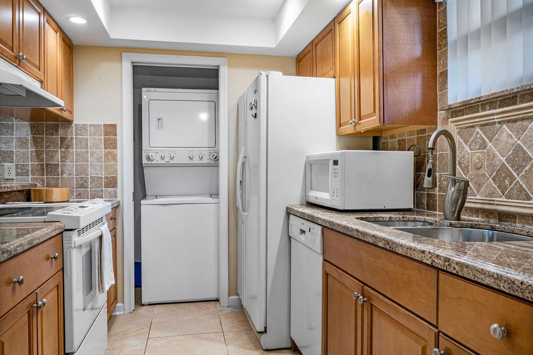 For Sale: $580,000 (2 beds, 2 baths, 1400 Square Feet)