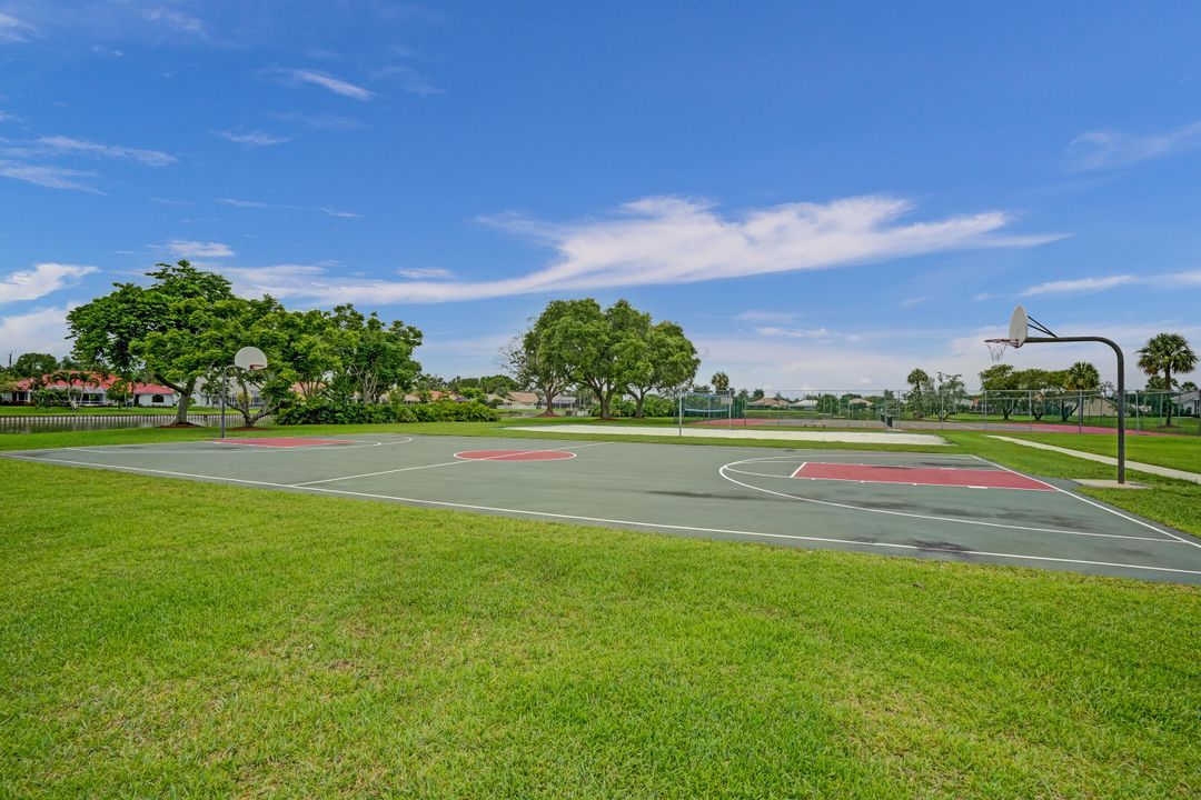 For Sale: $650,000 (4 beds, 2 baths, 1972 Square Feet)