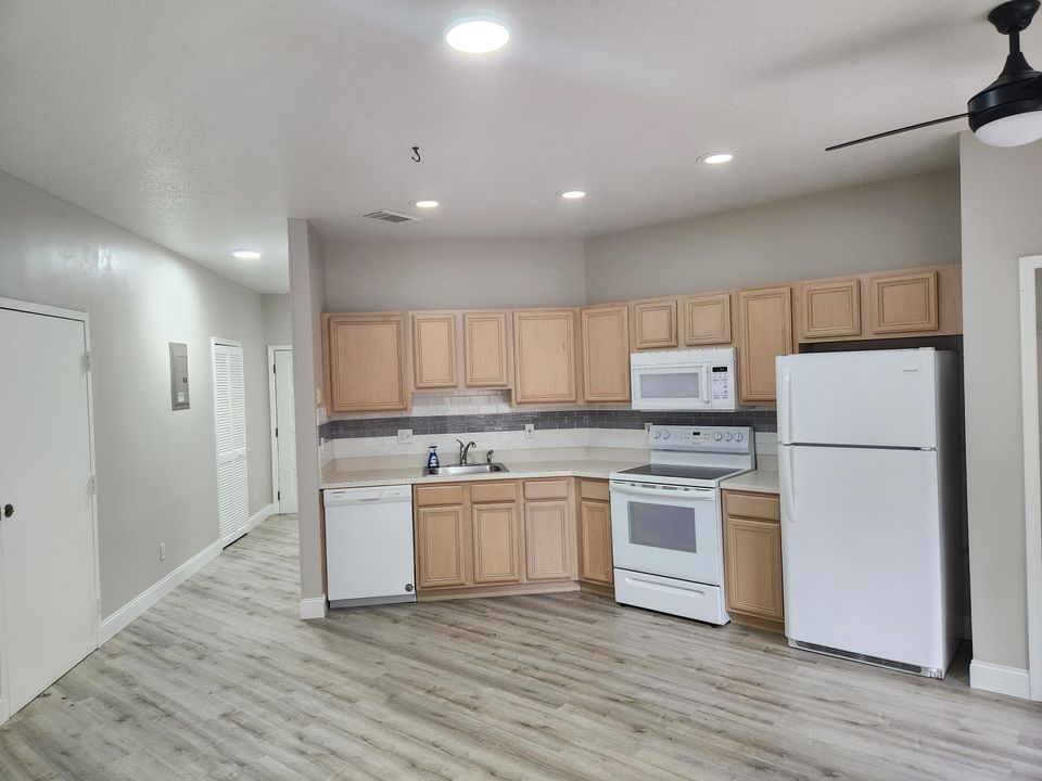 For Rent: $1,850 (1 beds, 1 baths, 900 Square Feet)