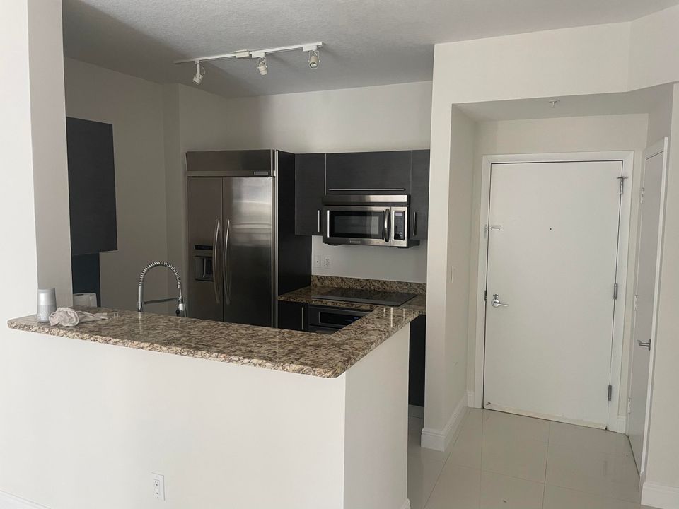 For Rent: $2,700 (1 beds, 1 baths, 755 Square Feet)