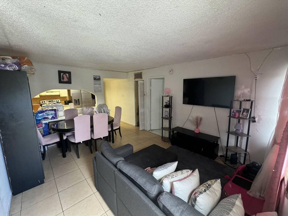 Active With Contract: $209,000 (2 beds, 1 baths, 800 Square Feet)