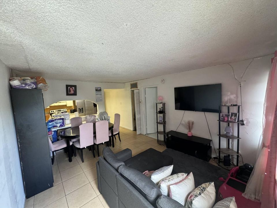 Active With Contract: $209,000 (2 beds, 1 baths, 800 Square Feet)