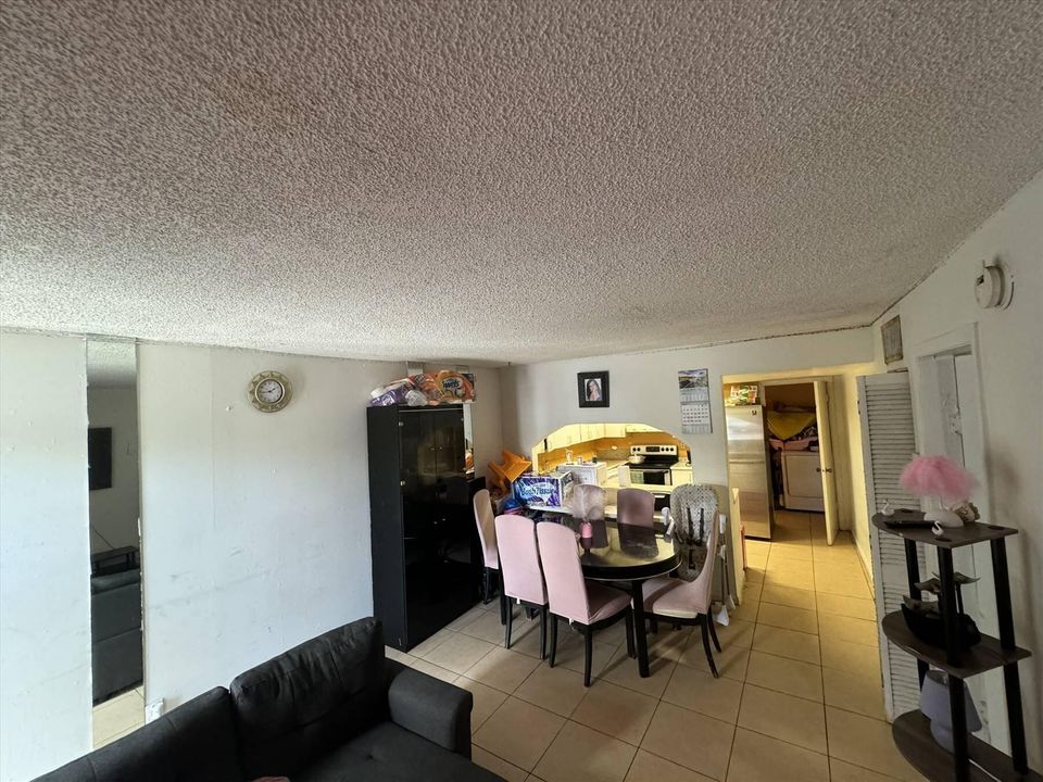 Active With Contract: $209,000 (2 beds, 1 baths, 800 Square Feet)