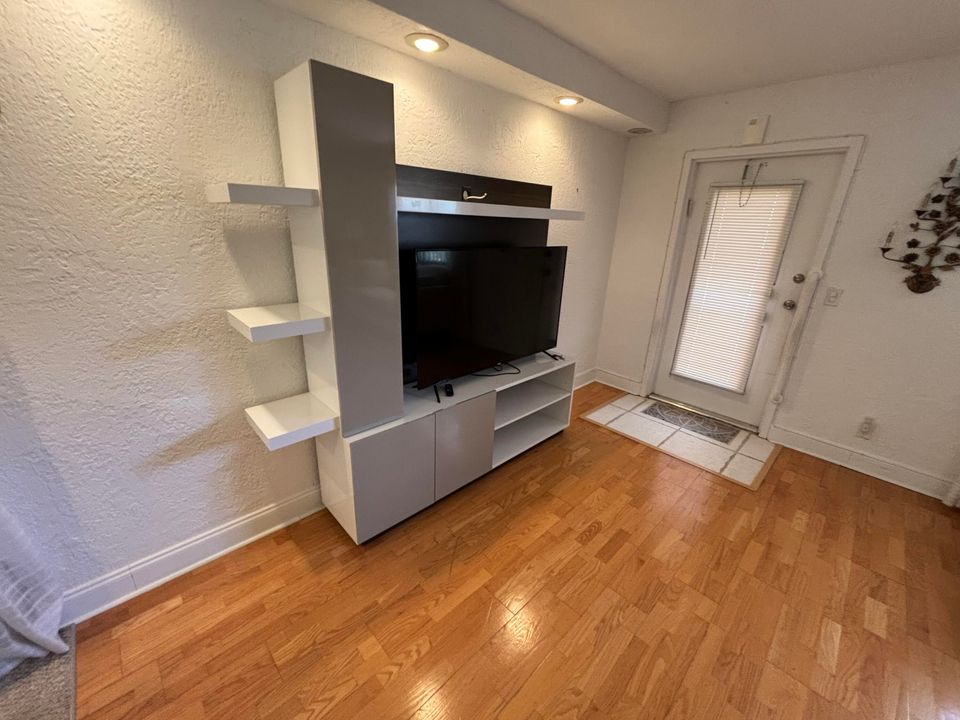 For Sale: $119,900 (1 beds, 1 baths, 720 Square Feet)