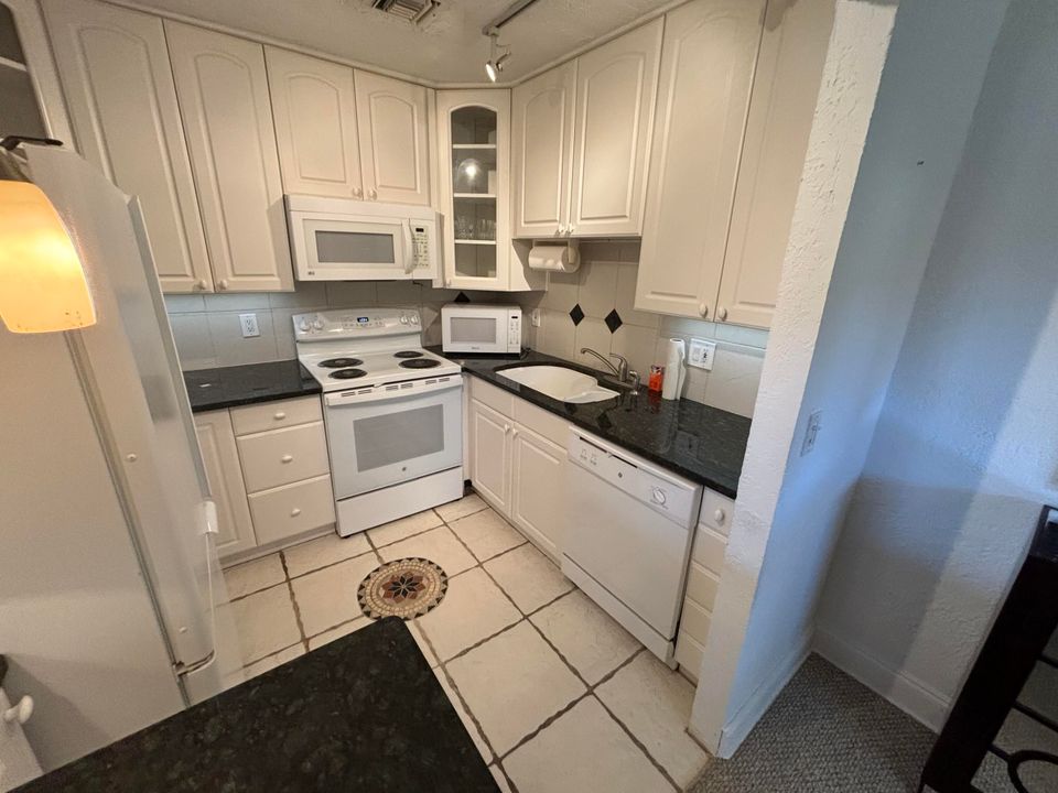 For Sale: $119,900 (1 beds, 1 baths, 720 Square Feet)