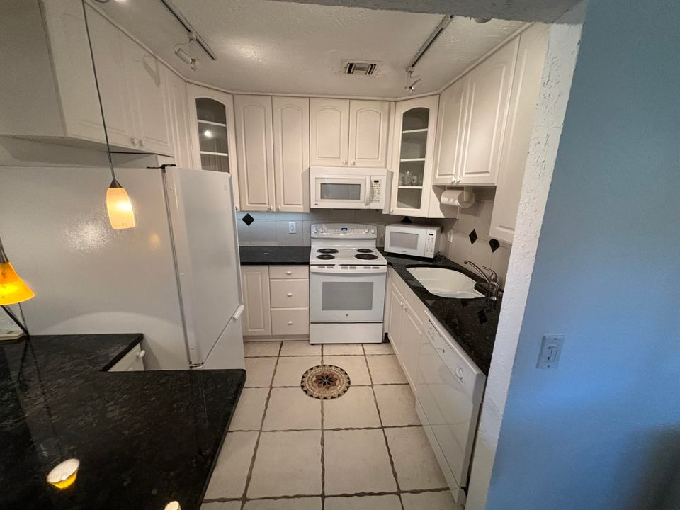 For Sale: $119,900 (1 beds, 1 baths, 720 Square Feet)