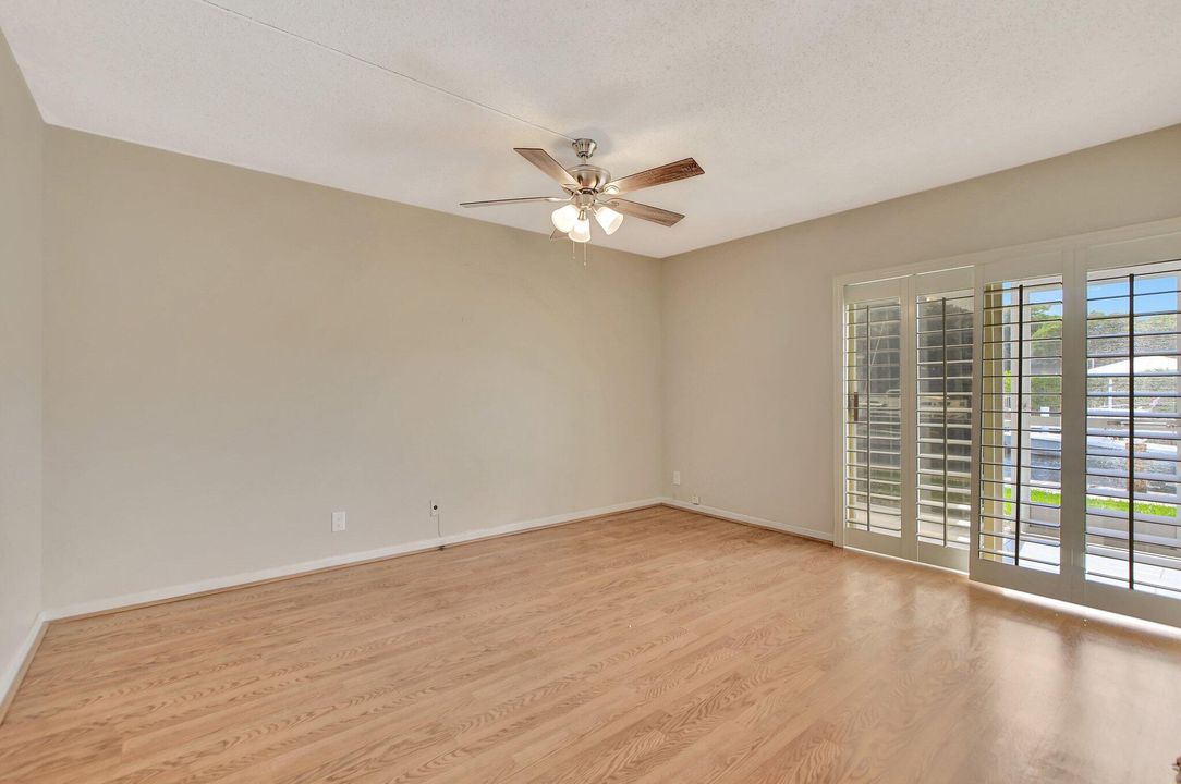 For Sale: $379,000 (2 beds, 2 baths, 988 Square Feet)