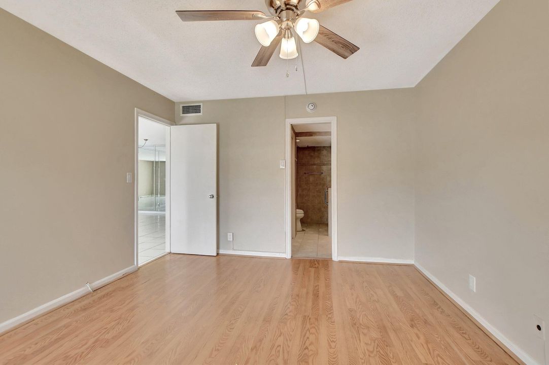 For Sale: $379,000 (2 beds, 2 baths, 988 Square Feet)