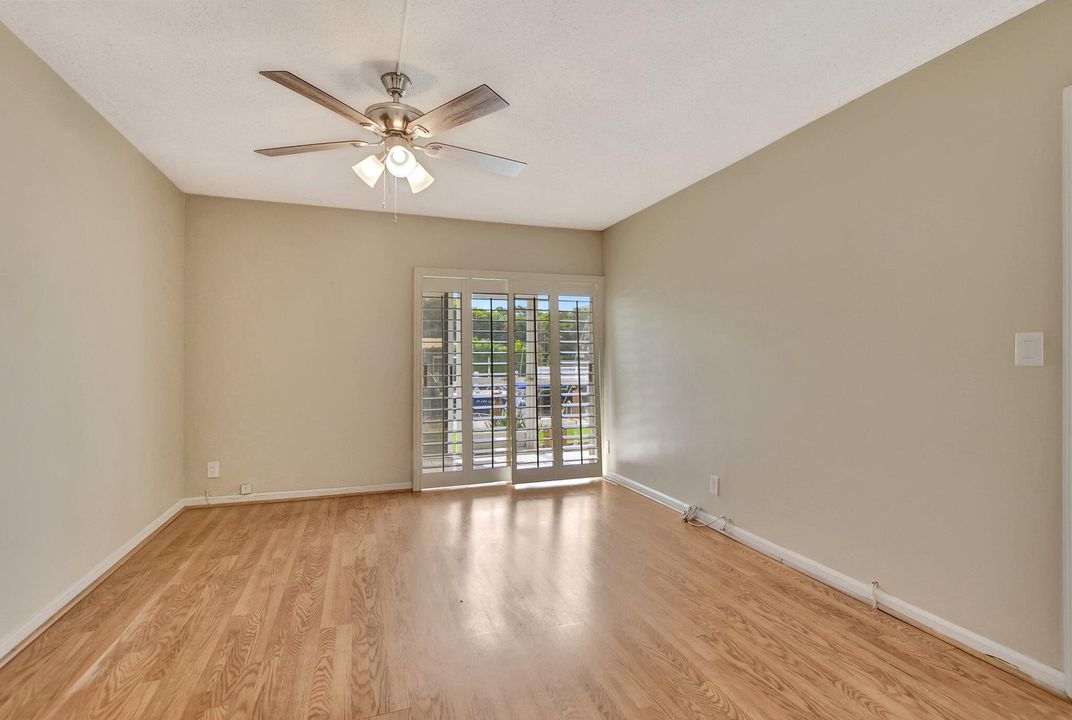 For Sale: $379,000 (2 beds, 2 baths, 988 Square Feet)