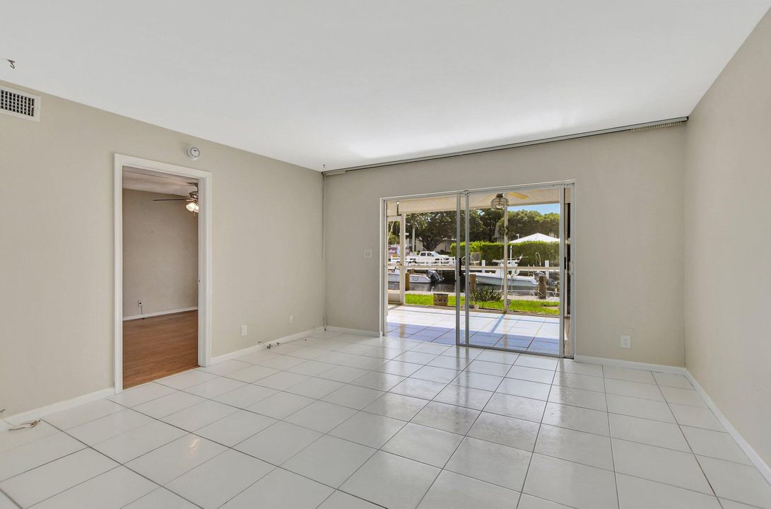 For Sale: $379,000 (2 beds, 2 baths, 988 Square Feet)