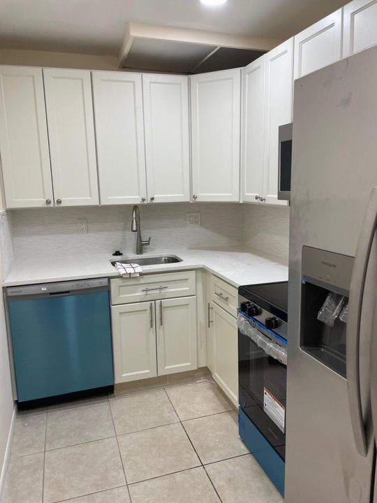 Active With Contract: $205,000 (1 beds, 1 baths, 700 Square Feet)