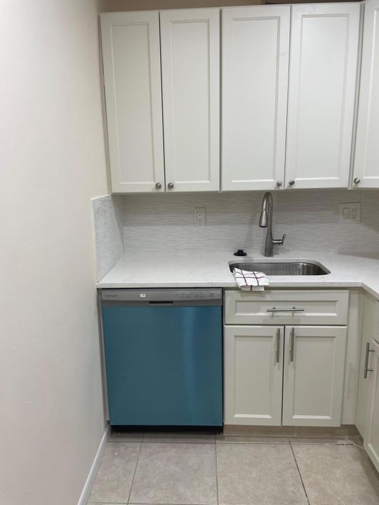 Active With Contract: $205,000 (1 beds, 1 baths, 700 Square Feet)