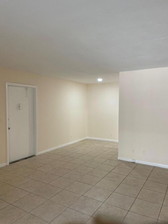 Active With Contract: $205,000 (1 beds, 1 baths, 700 Square Feet)