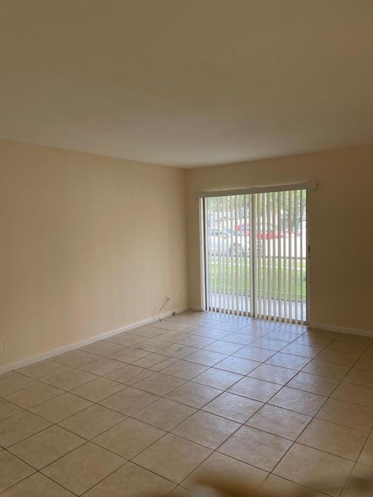 Active With Contract: $205,000 (1 beds, 1 baths, 700 Square Feet)