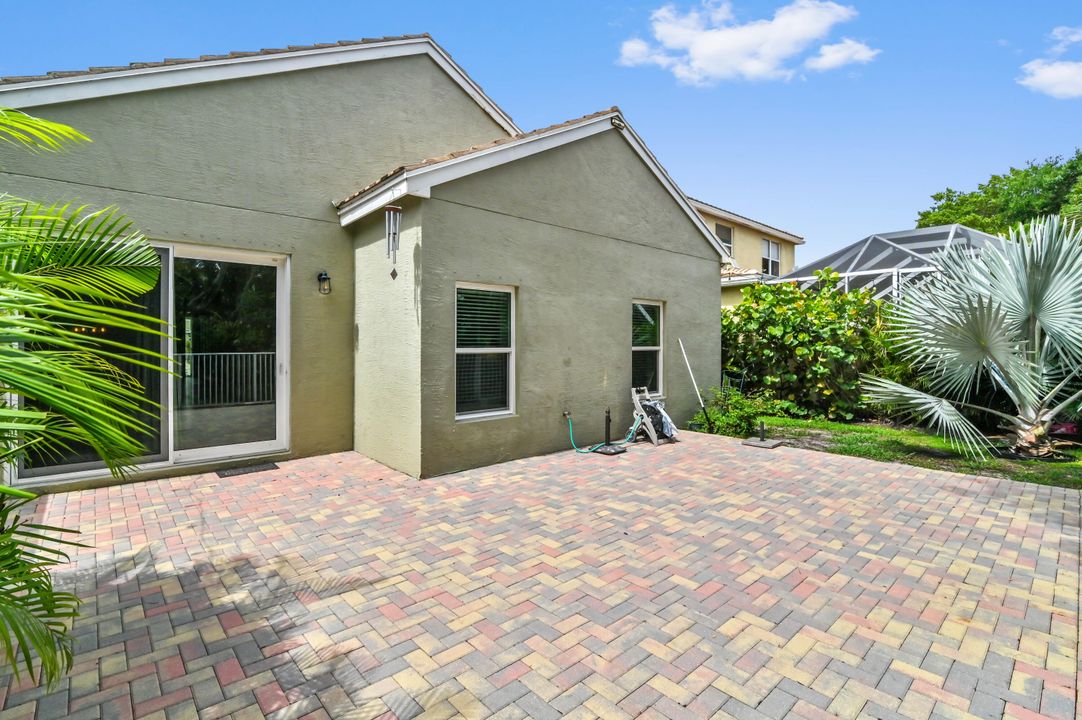 For Sale: $549,900 (4 beds, 2 baths, 1812 Square Feet)