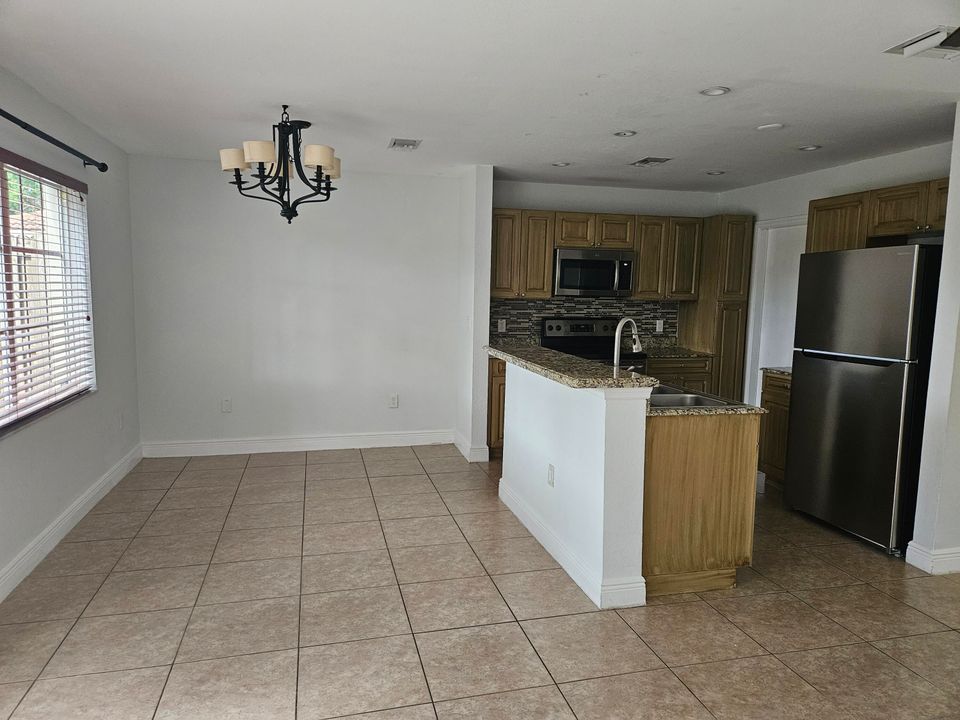 For Rent: $2,800 (3 beds, 2 baths, 1441 Square Feet)