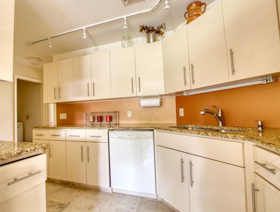 For Sale: $349,000 (2 beds, 2 baths, 2036 Square Feet)