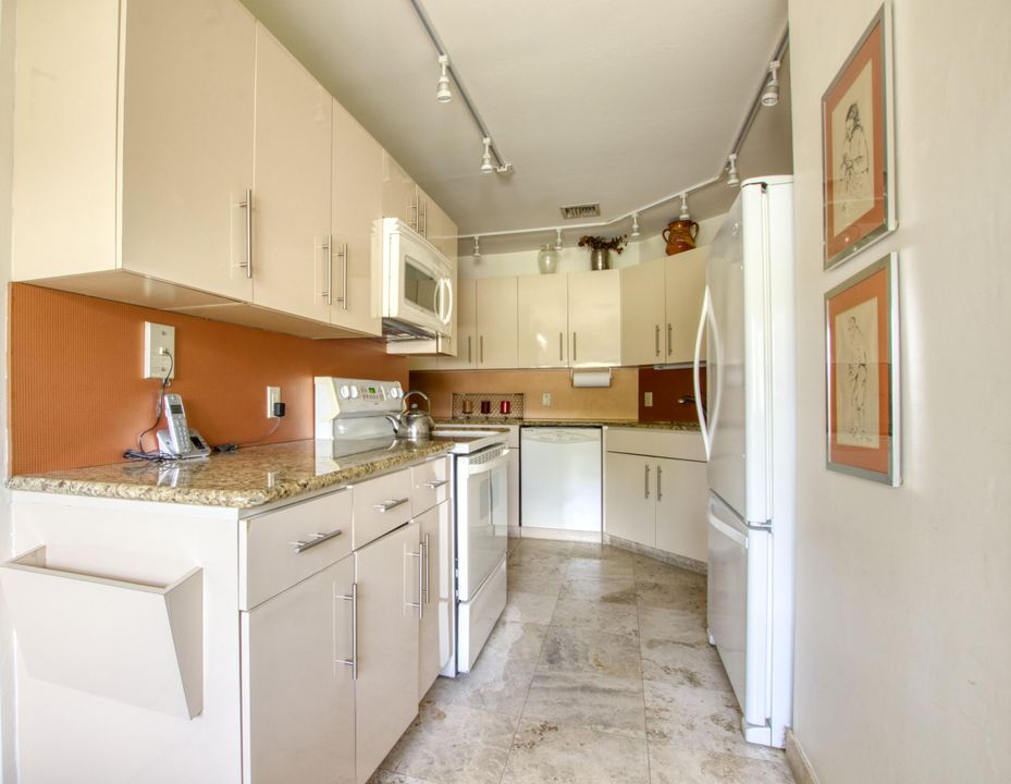 For Sale: $349,000 (2 beds, 2 baths, 2036 Square Feet)