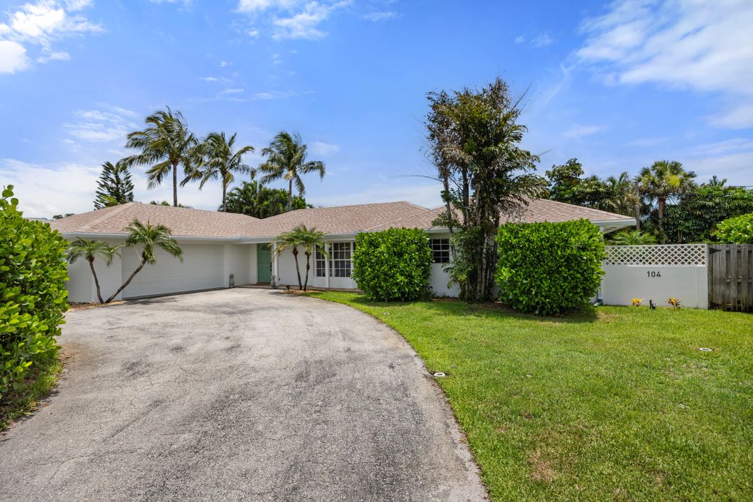 For Sale: $1,095,000 (3 beds, 2 baths, 2020 Square Feet)