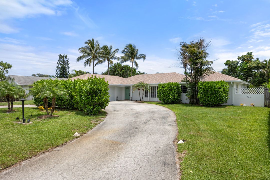 For Sale: $1,095,000 (3 beds, 2 baths, 2020 Square Feet)