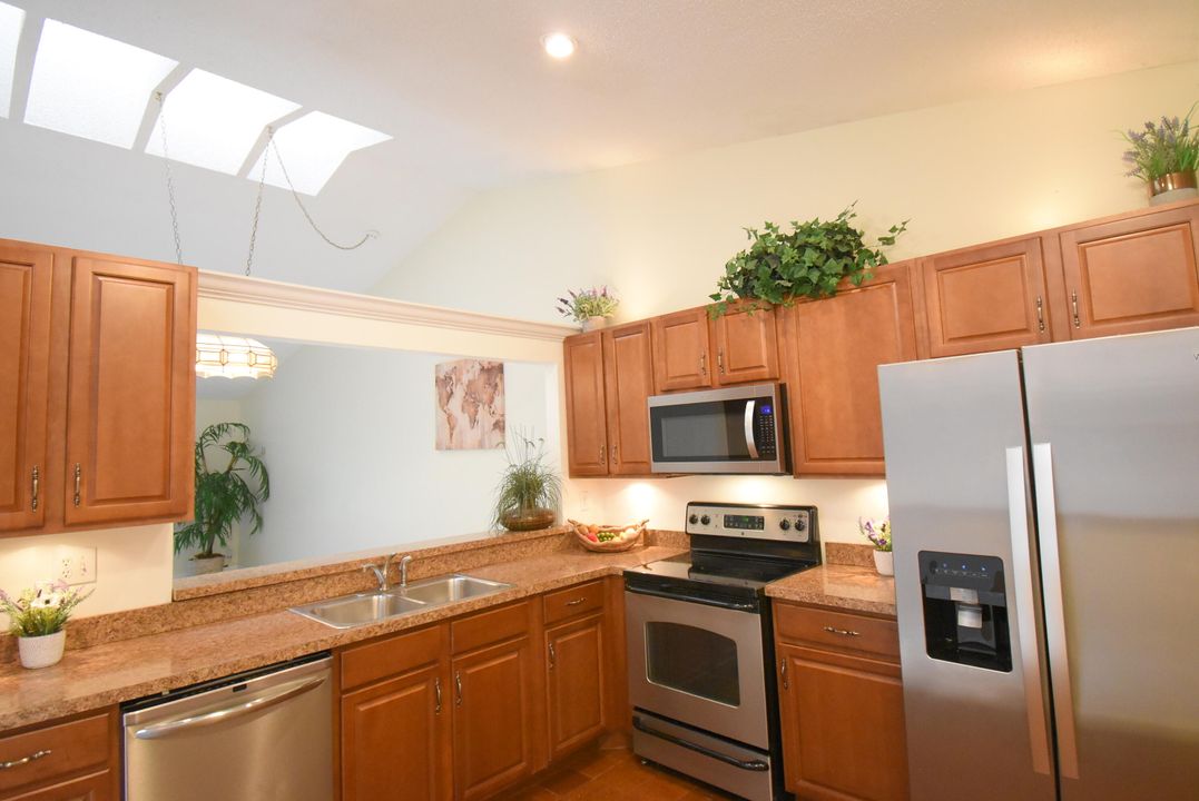 Active With Contract: $2,990 (2 beds, 2 baths, 1230 Square Feet)