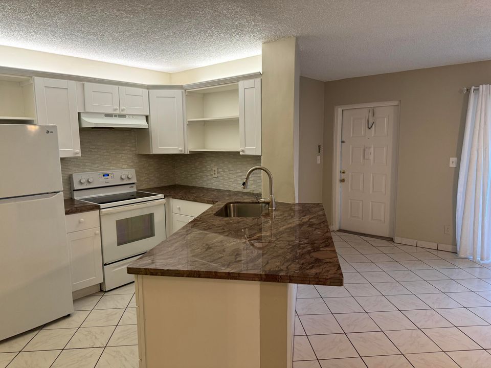 Active With Contract: $1,725 (2 beds, 2 baths, 915 Square Feet)