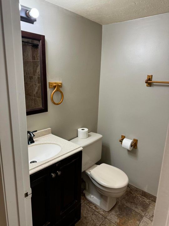 Active With Contract: $1,725 (2 beds, 2 baths, 915 Square Feet)