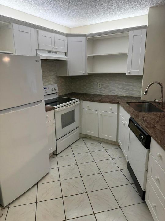 Active With Contract: $1,725 (2 beds, 2 baths, 915 Square Feet)