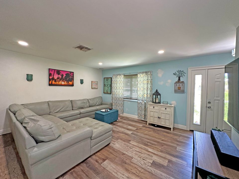 For Sale: $369,900 (2 beds, 2 baths, 1026 Square Feet)