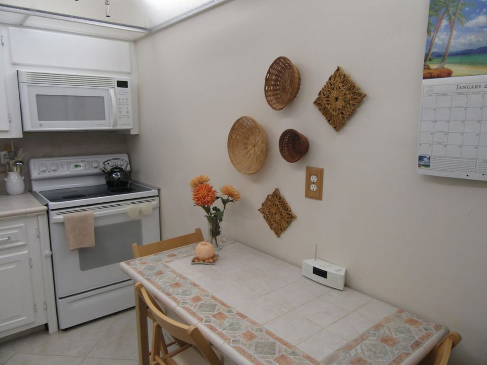 For Sale: $189,500 (2 beds, 2 baths, 888 Square Feet)