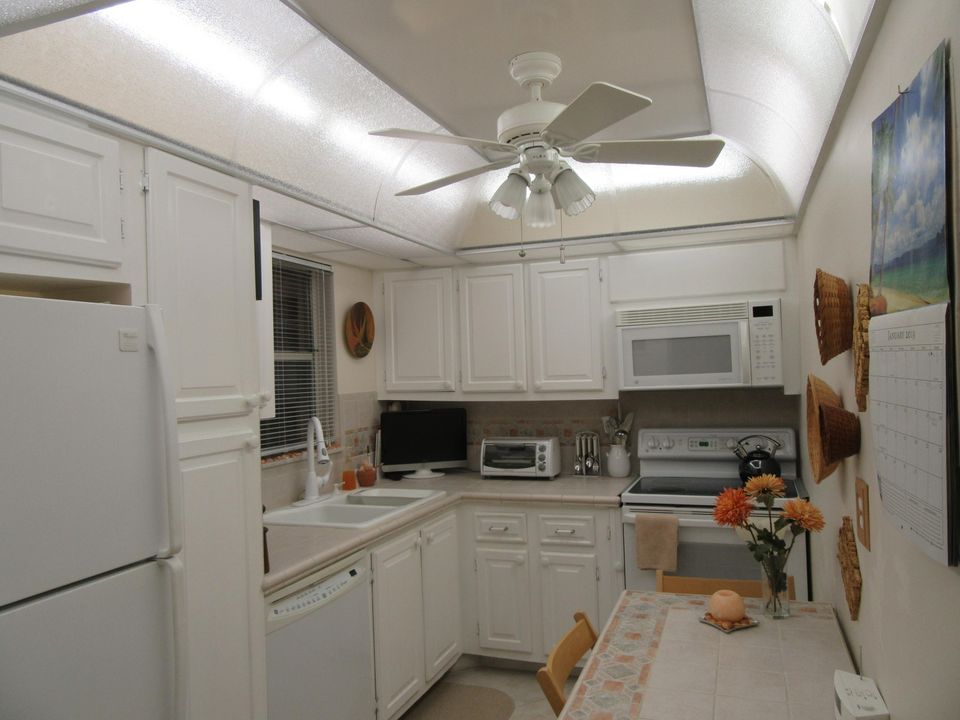 For Sale: $189,500 (2 beds, 2 baths, 888 Square Feet)