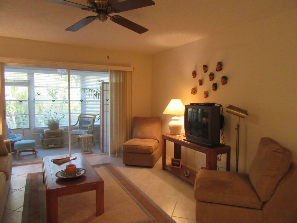 For Sale: $189,500 (2 beds, 2 baths, 888 Square Feet)