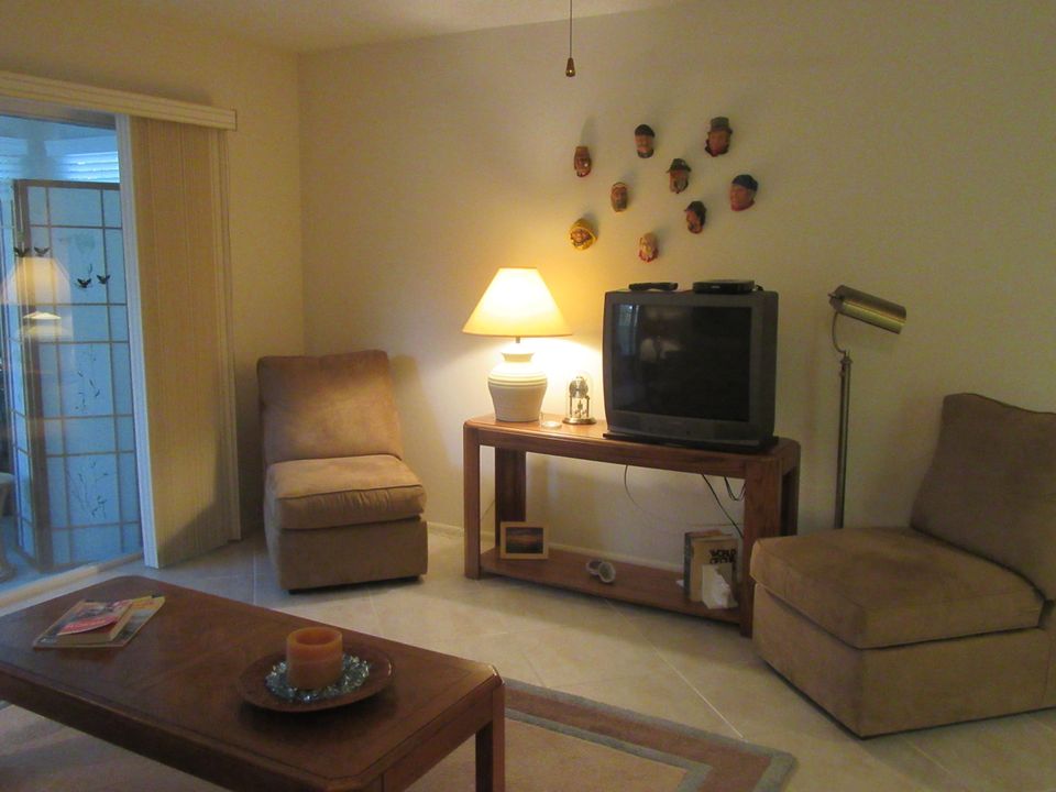 For Sale: $189,500 (2 beds, 2 baths, 888 Square Feet)