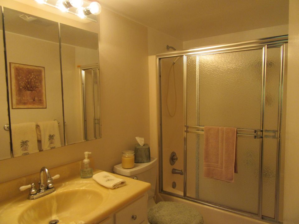 For Sale: $189,500 (2 beds, 2 baths, 888 Square Feet)