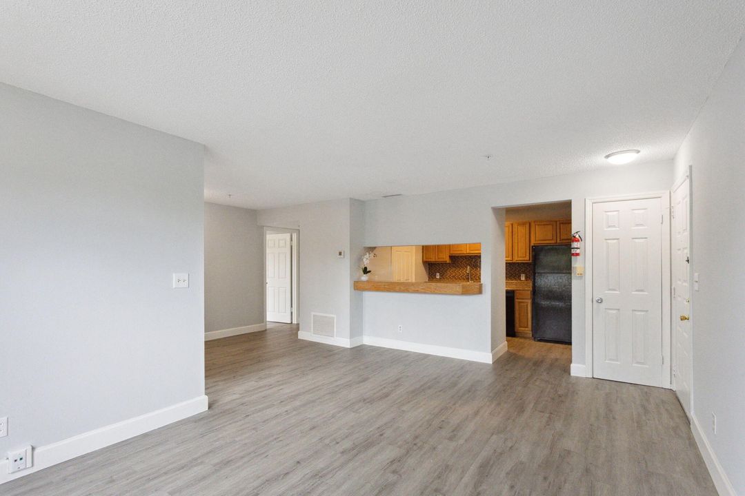 For Rent: $2,000 (2 beds, 1 baths, 758 Square Feet)