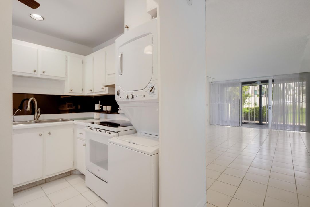 For Sale: $189,000 (2 beds, 2 baths, 939 Square Feet)