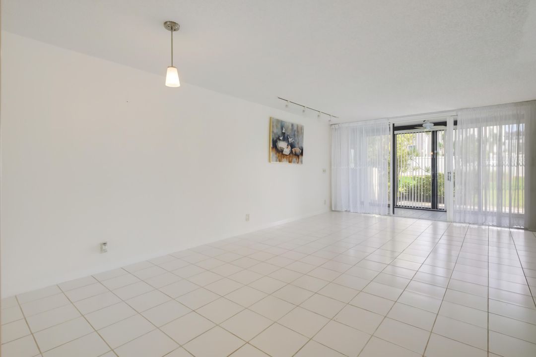 For Sale: $189,000 (2 beds, 2 baths, 939 Square Feet)