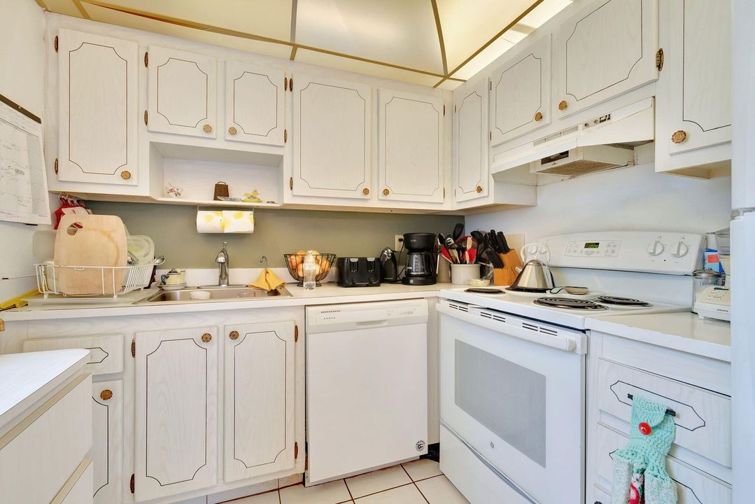 For Sale: $117,000 (2 beds, 2 baths, 880 Square Feet)